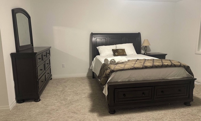 Thorold House | Charming 4-bedroom house with WiFi, AC in amazing Thorold