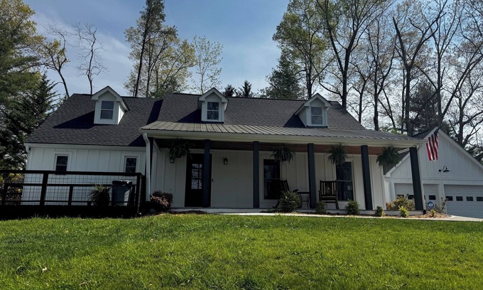 Fletcher House | Charming 4-bedroom house with privacy and mountain top view.