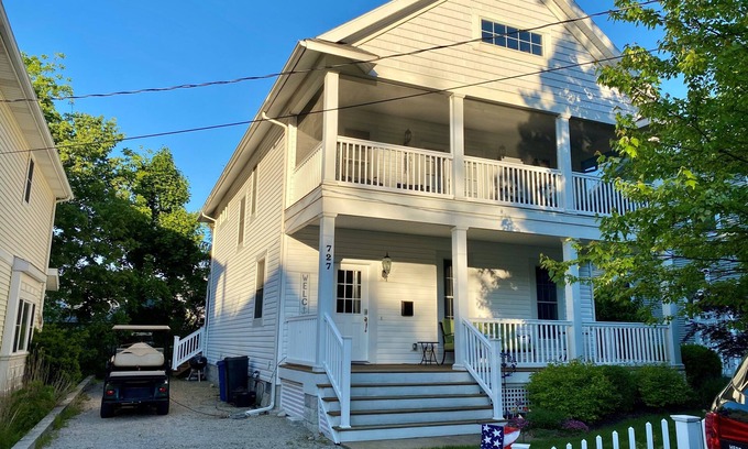 Lakeside House | Charming 4-bedroom house near the Lakeside pool & pickleball courts