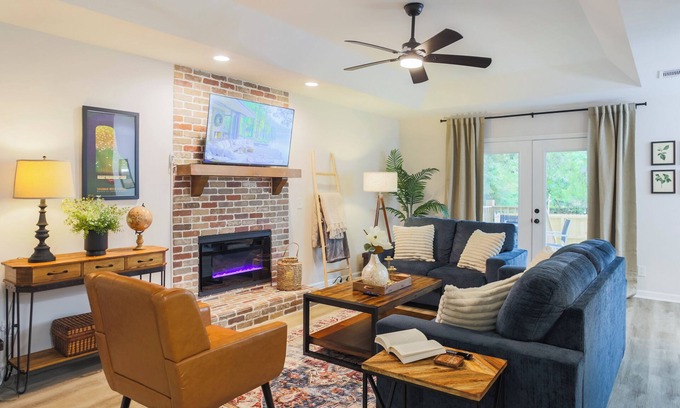 Savannah House | Charming 4-bedroom house - Mins away from Historic Downtown! Great for Families!