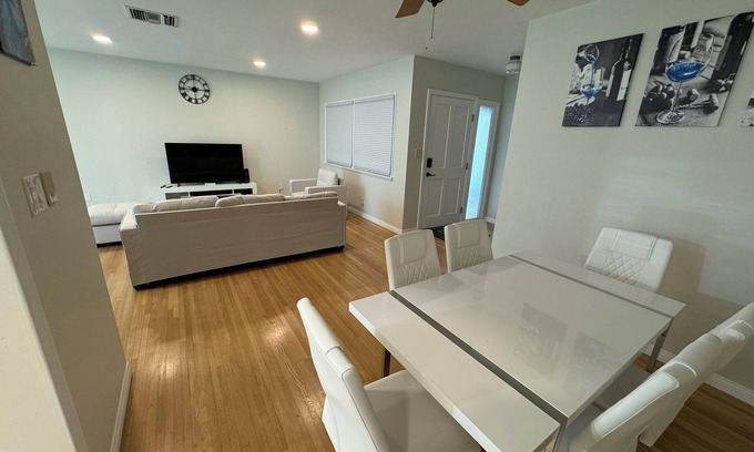 Burbank House | Charming 4-bedroom house in Prime Burbank with WiFi, AC