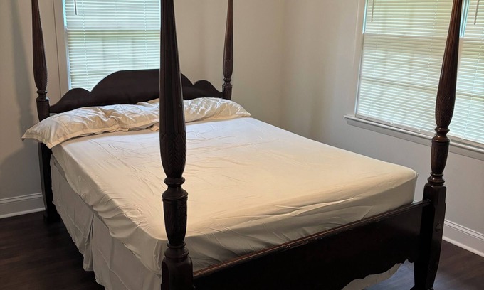 Capshaw House | Charming 4-bedroom house with WiFi and AC in Harvest very secluded