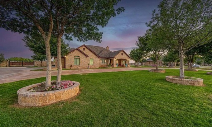 Midland House | Charming 4-bedroom house + pool + with AC and WiFi in lovely Midland, TX.