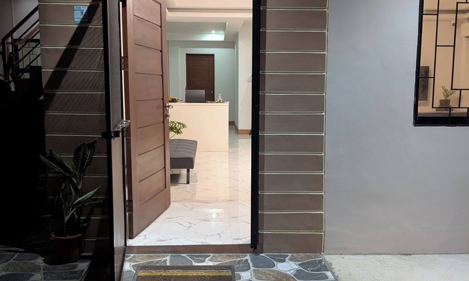 Kalibo House | Charming 4-bedroom house with AC and WiFi with power generator during brown outs