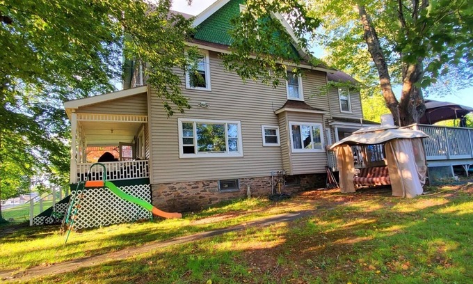 Kauneonga Lake House | Charming 4-bedroom house with Lakeview and AC in Bethel