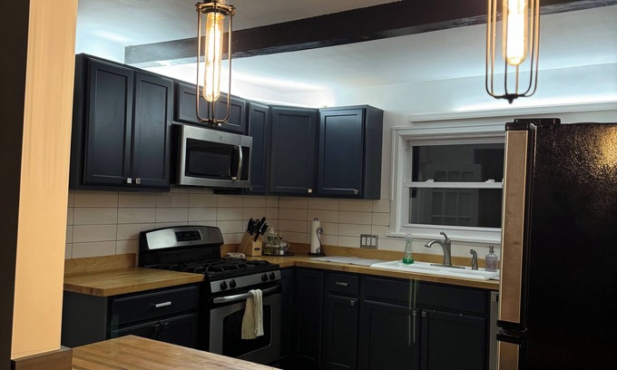 DeKalb House | Charming 4-bedroom house with WiFi and AC in DeKalb