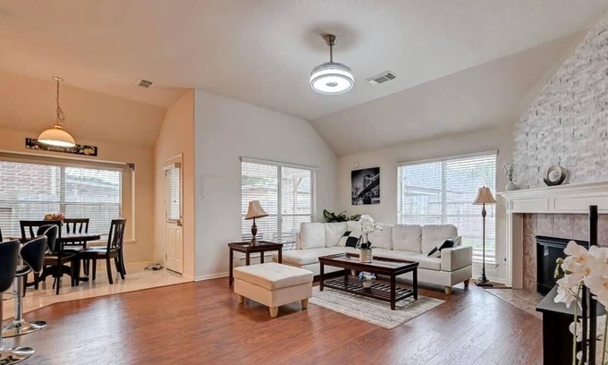 Barker House | Charming 4-bedroom house with AC and WiFi in enjoyable Katy