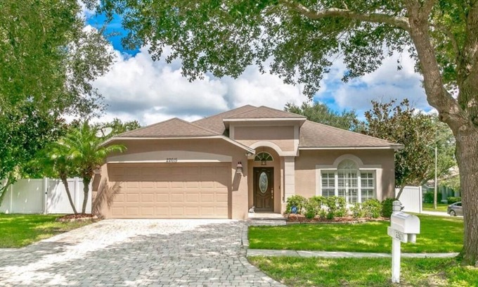 Willow Bend House | Charming 4 bedroom house with WiFi, AC in welcoming Lutz