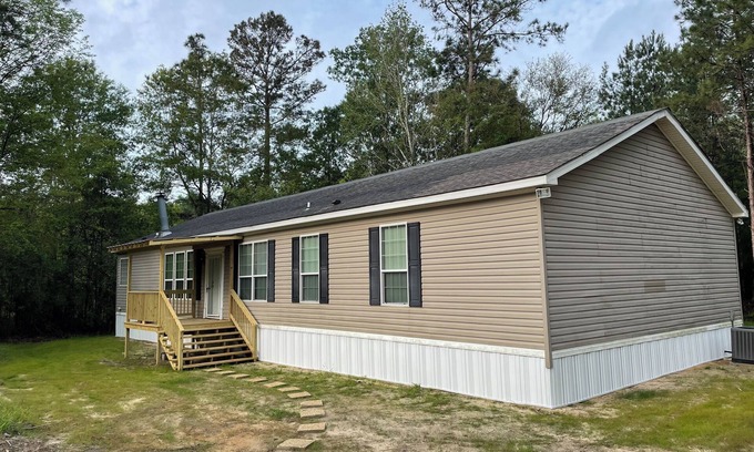 Sun House | Charming 4-bedroom mobile home with WiFi, AC in Sun. Near tubing, river