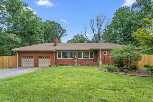 High Point House | Charming 4-Bedroom Retreat House