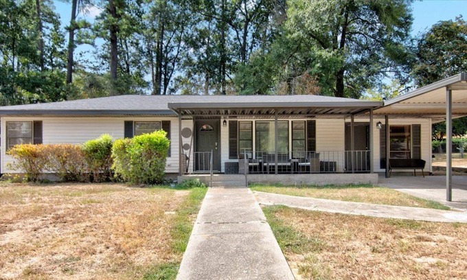 Jasper House | Charming 4 Bedroom Retreat in the Heart of Jasper, TX – Your Ideal Getaway!