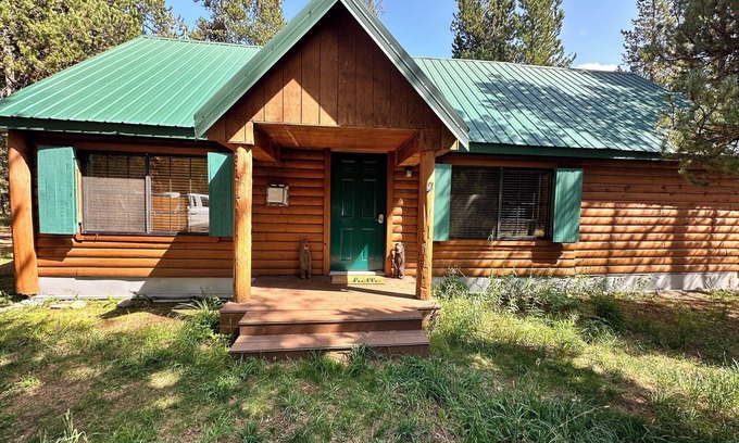 Island Park Cabin | Charming 4-bedroom cabin with AC and WiFi, and hot tub in Island Park.