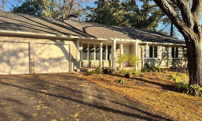 Lake Forest House | Charming 4-bedroom ranch house near downtown Lake Forest with AC, WiFi