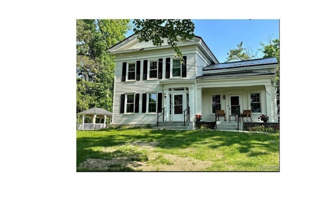 Orchard Park House | Charming 4-bedroom house with AC in Orchard Park - hometown of the Buffalo Bills