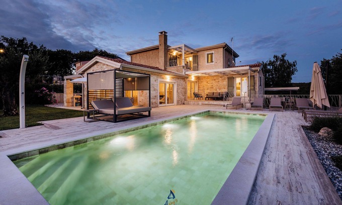 Tinjan Villa | Charming 4-Bedroom Villa with Heatable Pool, Jacuzzi and Sauna
