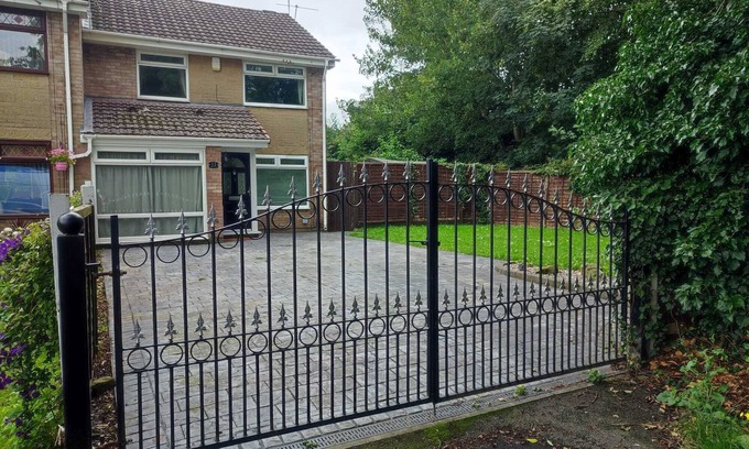 Wythenshawe House | Charming 4 bedrooms house- garden- fenced parking