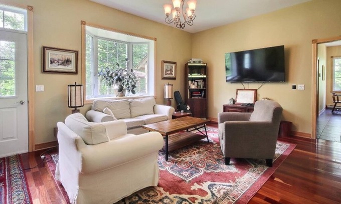 Gore Ski Chalet | Charming 4 bedrooms home with 2 fireplaces