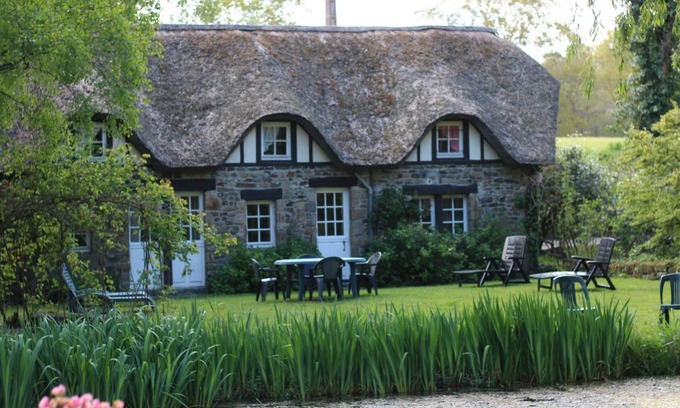 Jullouville Cottage | Charming 4-Person Cottage with Thatch Roof, Fireplace, Near Pond, Pet-Friendly