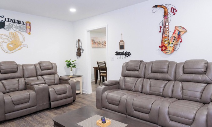 Winston - Salem House | Charming 4bed/3bath with Pool Table -2King/3Queen Beds