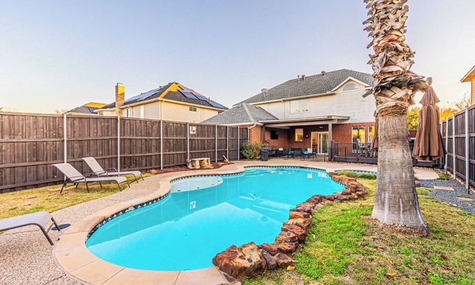 South Arlington House | Charming 4Bedroom Retreat with EV Charging & Amazing Pool–Your Perfect Getaway!