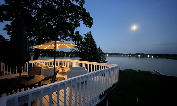 Jackson House | Charming 4BR/3BA Lakefront Home w/Dock, Kayaks + Fire Pit – Ackerson Lake