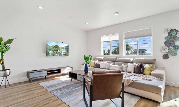 Sylmar House | Charming 4BR Retreat｜Fenced Backyard｜Pet-Friendly｜Dedicated Workspace #41877