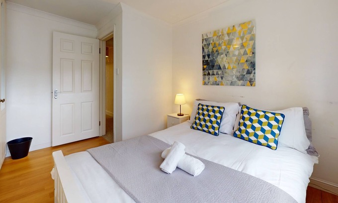 Grays House | Charming 5-Bed House in Grays