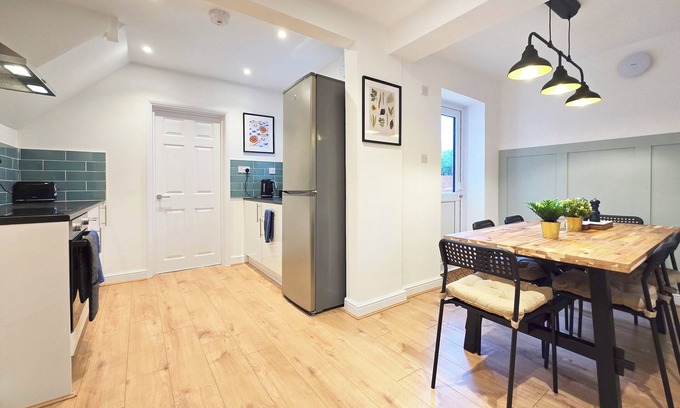 Winchester House | Charming 5-Bed Winchester Home with Garden and Parking