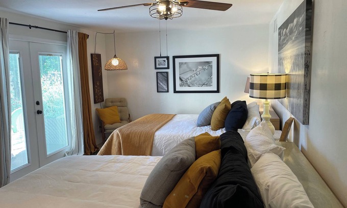 Concho House | Charming 5-bedroom farmhouse with AC and WiFi in historic Concho