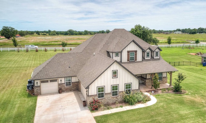 Edmond Other | Charming 5-bedroom farmhouse with WiFi, AC Homely getaway Farm house!