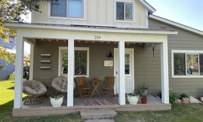Gunnison House | Charming 5 Bedroom in town with 6 bikes!