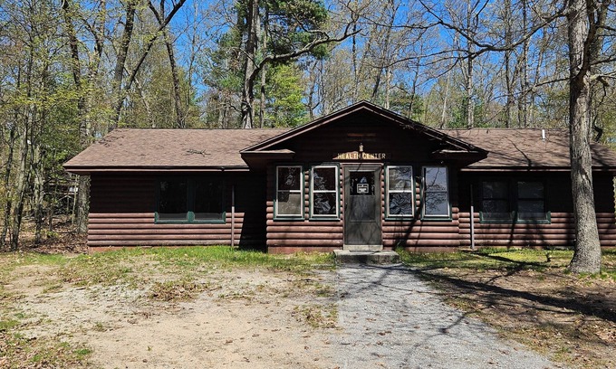 Twin Lake Cabin | Charming 5-bedroom lodge- Near Lake Michigan & Michigan Adventure, Pet Friendly