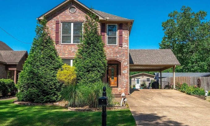 Mid America House | Charming 5-Bedroom Lakehouse in Hot Springs, on Beautiful Lake Hamilton!