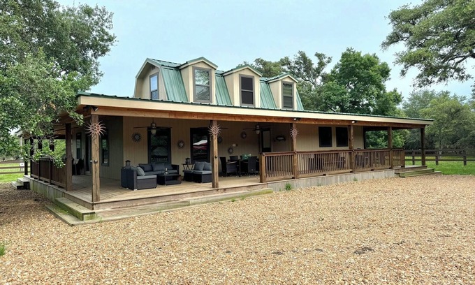 Sublime Other | Charming 5-bedroom farmhouse in Rock Island with WiFi, AC, lake front