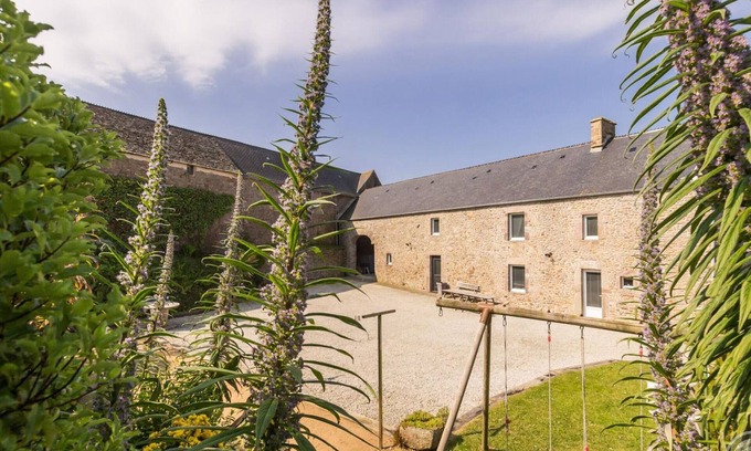 Saint-Germain-des-Vaux Cottage | Charming 5-BR House with Sea Views, Garden, Wi-Fi, and Close to Beach in La Hague!