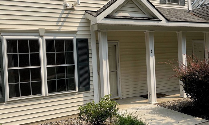 Saratoga Springs Condo | Charming 50's decorated condo next to Saratoga State Park and close to town.