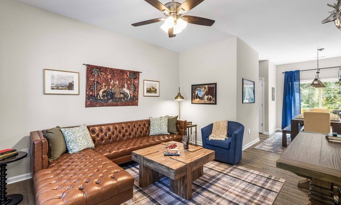 Durham House | Charming 5bd - BBQ - Deck- 4mins Duke University