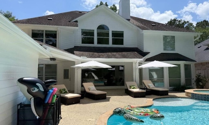 Indian Springs House | Charming 6-bedroom house w/Pool in The Woodlands TX