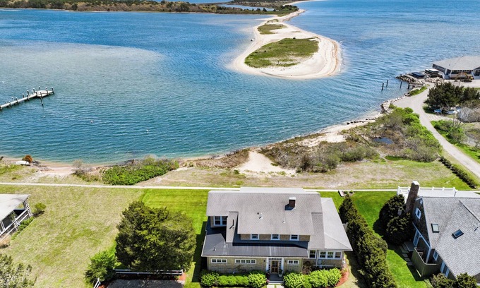 East Falmouth Cottage | Charming 6-bedroom oceanfront cottage in Falmouth