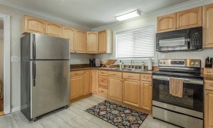 Lookout Valley Neighborhood Association House | Charming 6 Bedroom Property | Close to Downtown!