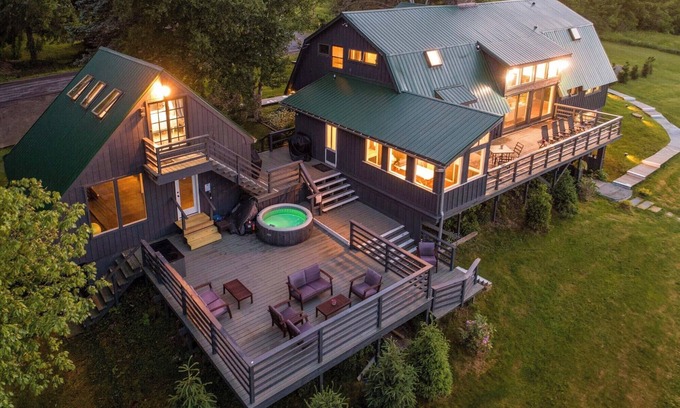 Roxbury House | Charming 9br/8.5 bath, Sleeps 19, WiFi, Fitness Room w/Beautiful Views!