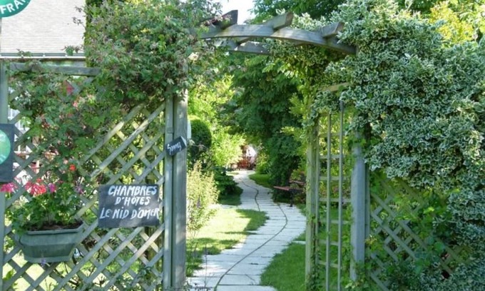Saint-Omer-de-Blain Bed & Breakfast | Charming Air-Conditioned Room with Private Bath, WiFi & Kitchen Access Near Canal