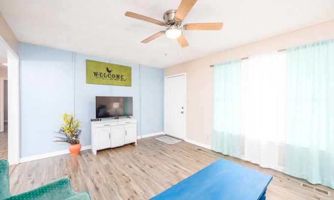 Clarksville House | Charming and Awesome home with free Parking