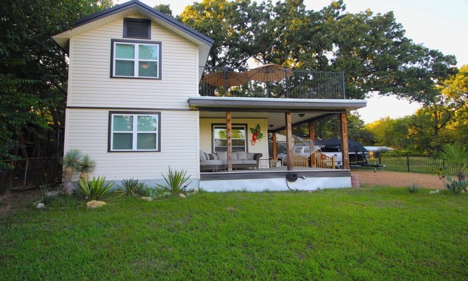 Cedar Creek Reservoir House | Charming and cozy. Vintage New Orleans vibe. Balcony view, hot tub and fire pit.
