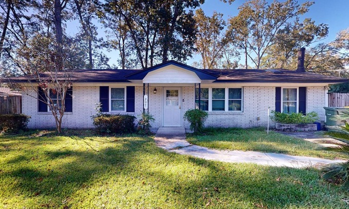 Savannah House | Charming and comfortable ADA compliant home, centrally located