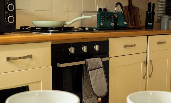 Warwick House | Charming and Cosy Home- Sleeps 4, Free Parking, Private Patio - Central Warwick