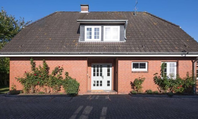 Aventoft Apartment | Charming and cozy holiday home with a fireplace