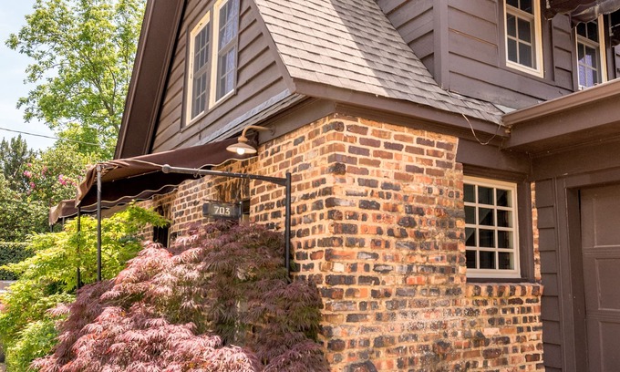 Tyler Cottage | Charming and Historic Holly Cottage Carriage House in Downtown Tyler