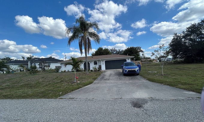 Diplomat House | Charming and peaceful 2-bed 2 bath house with WiFi, AC. for Fam kids and pets