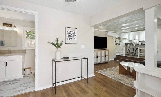 Southeastern Sacramento Cottage | Charming and private 1bedroom cottage in Sacramento w/ large yard, WiFi and AC